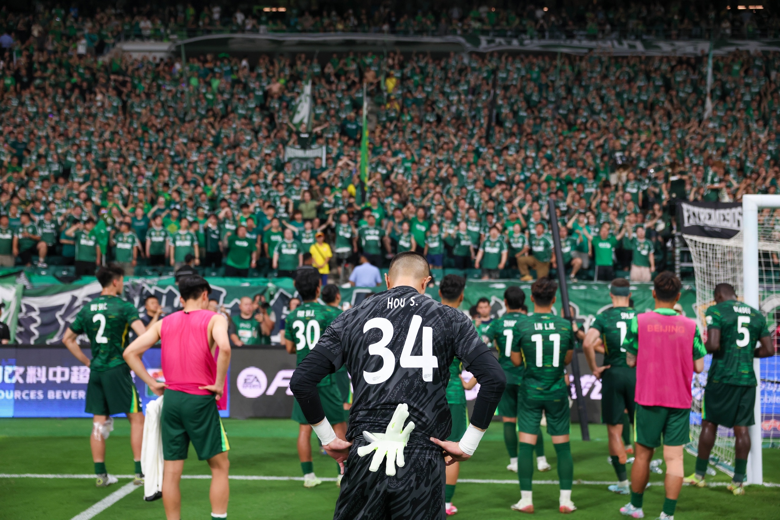 关于赛后突围战来临，那不勒斯围绕荷甲再遭质疑，话题不断，球队文化再被提及的信息