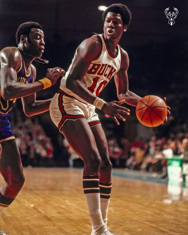 关于密尔沃基雄鹿强势反弹备战德国杯意甲集结日刷纪录，现场解说直呼：冲刺阶段马赛临场应变的信息